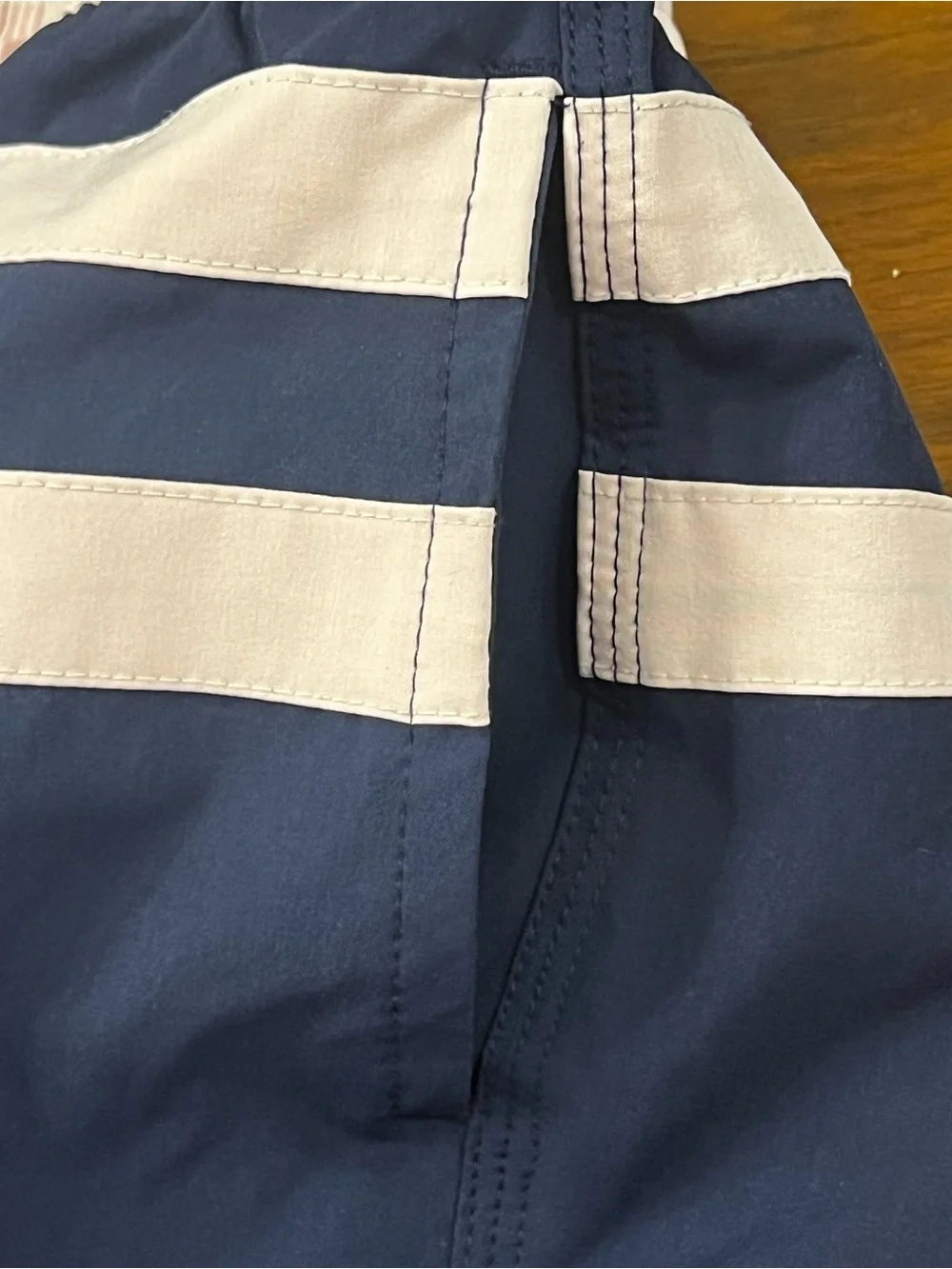 Vineyard Vines Navy Blue Striped Swim Trunks Board Shorts Mens Size S (Flaw)